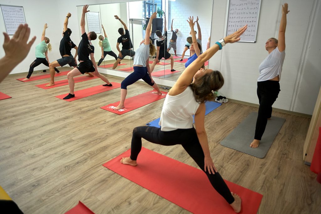 Yogalehrer sind systemrelevant. Yogaprogramm in Unternehmen